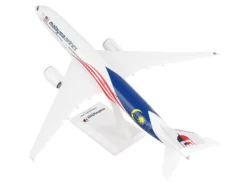 Airbus A350-900 Commercial Aircraft "Malaysia Airlines" (9M-MAC) White with Flag Graphics (Snap-Fit) 1/200 Plastic Model by Skymarks