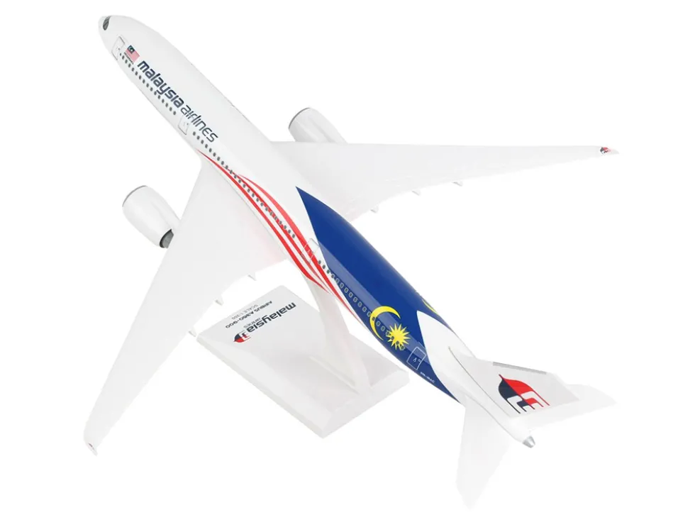 Airbus A350-900 Commercial Aircraft "Malaysia Airlines" (9M-MAC) White with Flag Graphics (Snap-Fit) 1/200 Plastic Model by Skymarks