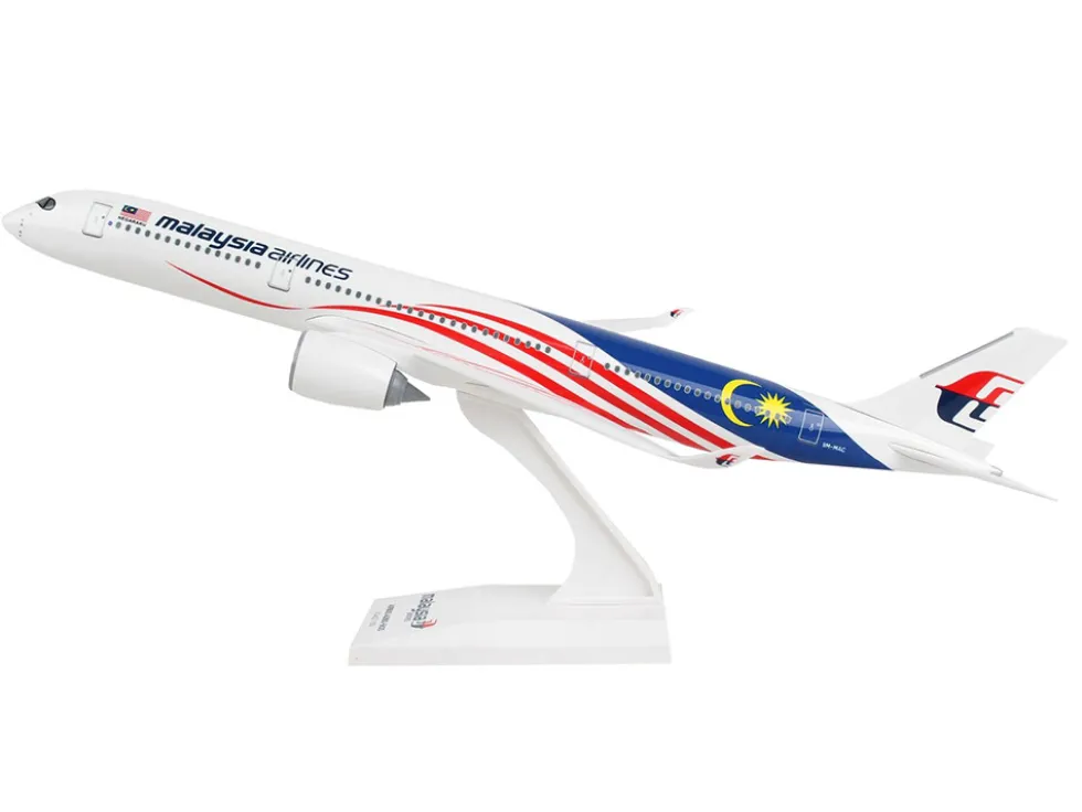 Airbus A350-900 Commercial Aircraft "Malaysia Airlines" (9M-MAC) White with Flag Graphics (Snap-Fit) 1/200 Plastic Model by Skymarks