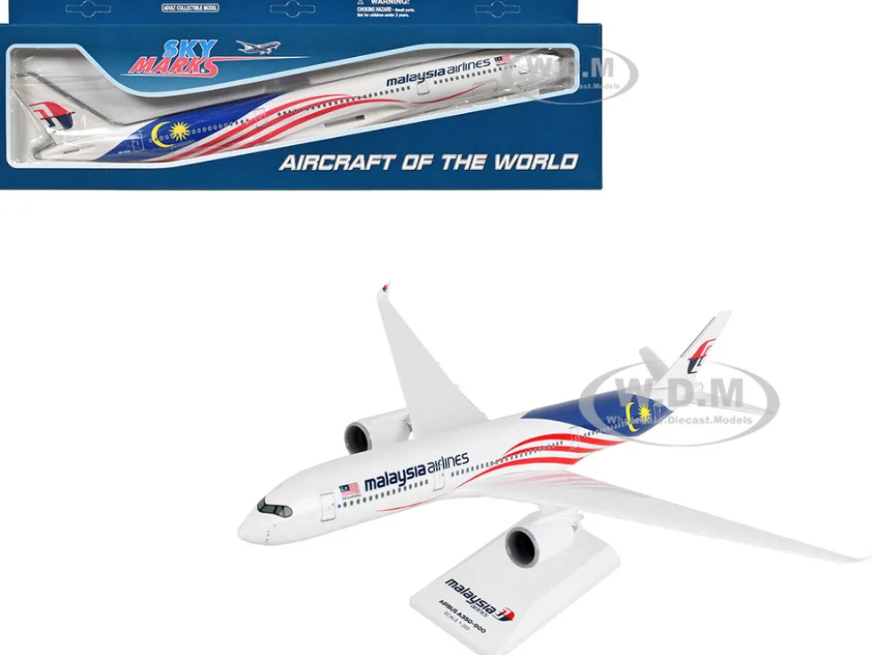 Airbus A350-900 Commercial Aircraft "Malaysia Airlines" (9M-MAC) White with Flag Graphics (Snap-Fit) 1/200 Plastic Model by Skymarks
