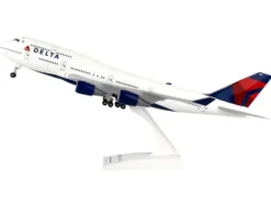 Boeing 747-400 Commercial Aircraft "Delta Air Lines" (N661US) White with Red and Blue Tail (Snap-Fit) 1/200 Plastic Model by Skymarks