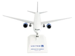 Boeing 777-300 Commercial Aircraft with Landing Gear "United Airlines" (N2749U) White with Blue Tail (Snap-Fit) 1/200 Plastic Model by Skymarks