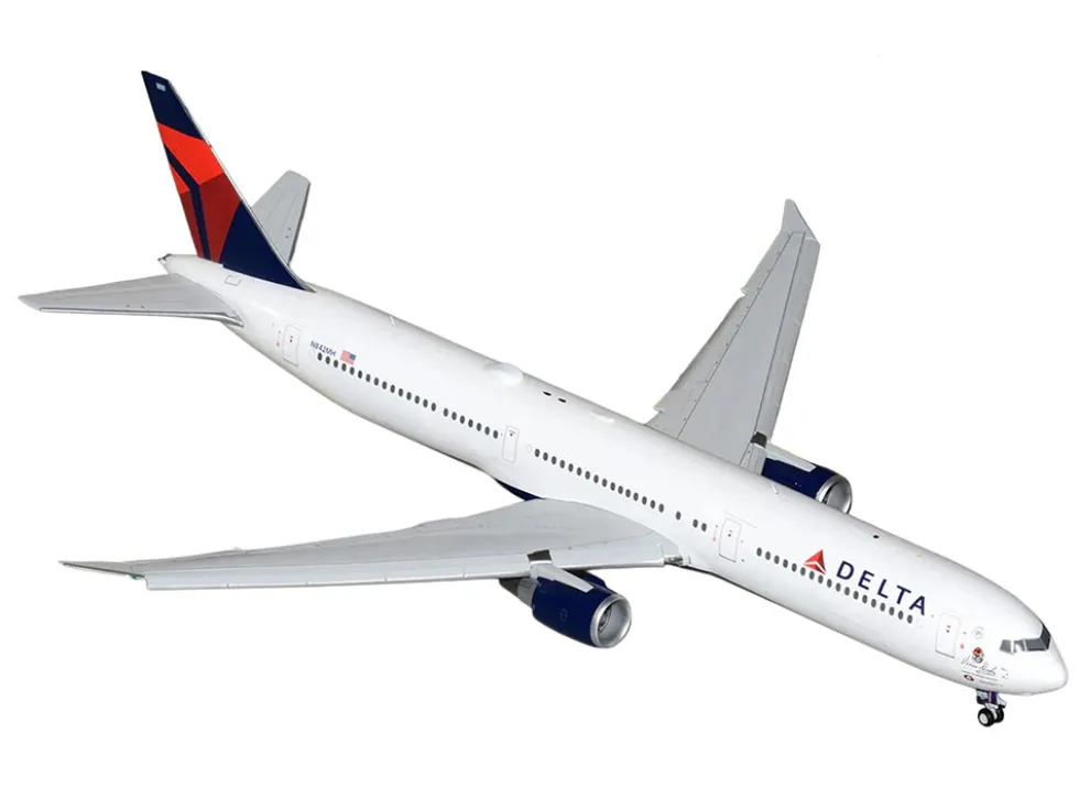 Boeing 767-400ER Commercial Aircraft with Flaps Down "Delta Air Lines" (N482MH) White with Blue and Red Tail "Gemini 200" Series 1/200 Diecast Model Airplane by GeminiJets