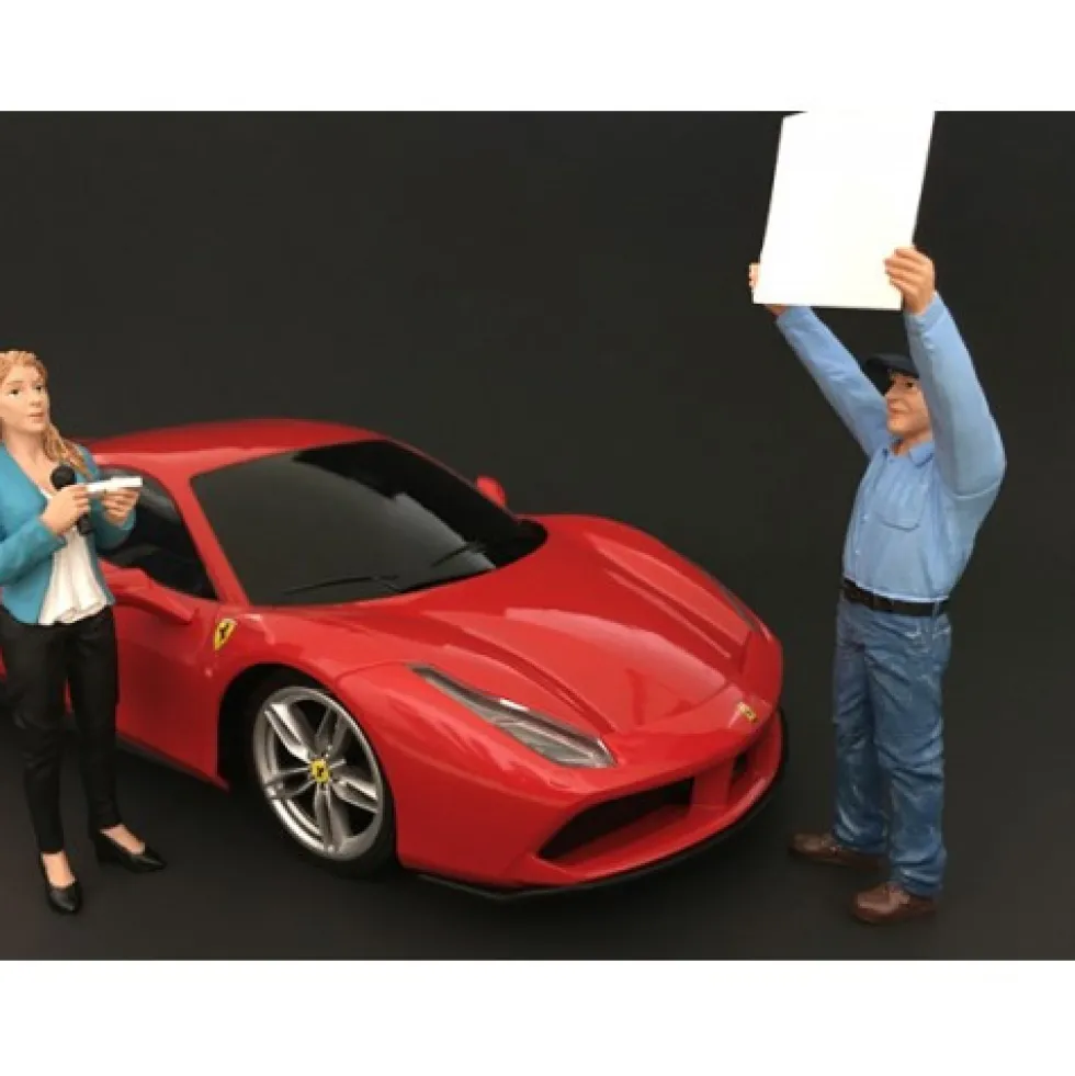 Camera Crew Figure II "Crew Holding Reflector" For 1:24 Scale Models American Diorama 77478