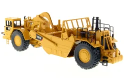 CAT Caterpillar 657 G Wheel Tractor Scraper with Operator Core Classics Series 1/50 Diecast Model Diecast Masters 85175 C