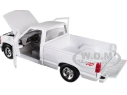 1992 Chevrolet 454 SS Pickup Truck White 1/24 Diecast Model Car Motormax 73203