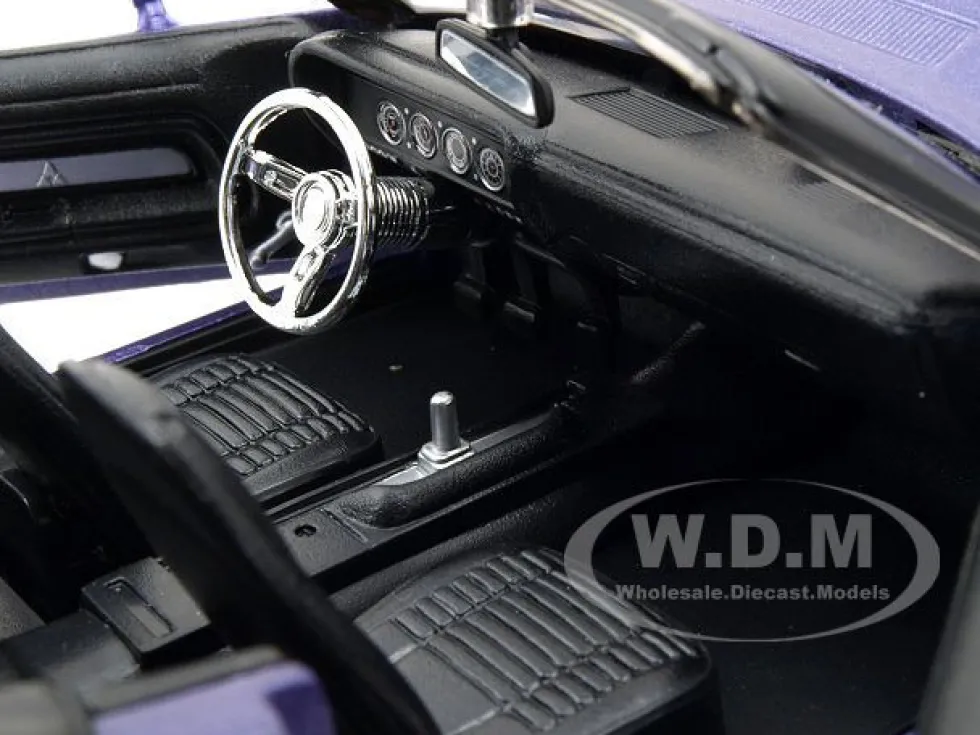1970 Dodge Challenger R/T Convertible Purple1/24 Diecast Model Car Maisto 31264
