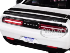2018 Dodge Challenger SRT Hellcat Widebody White Black Hood 1/24 Diecast Model Car Motormax 79350