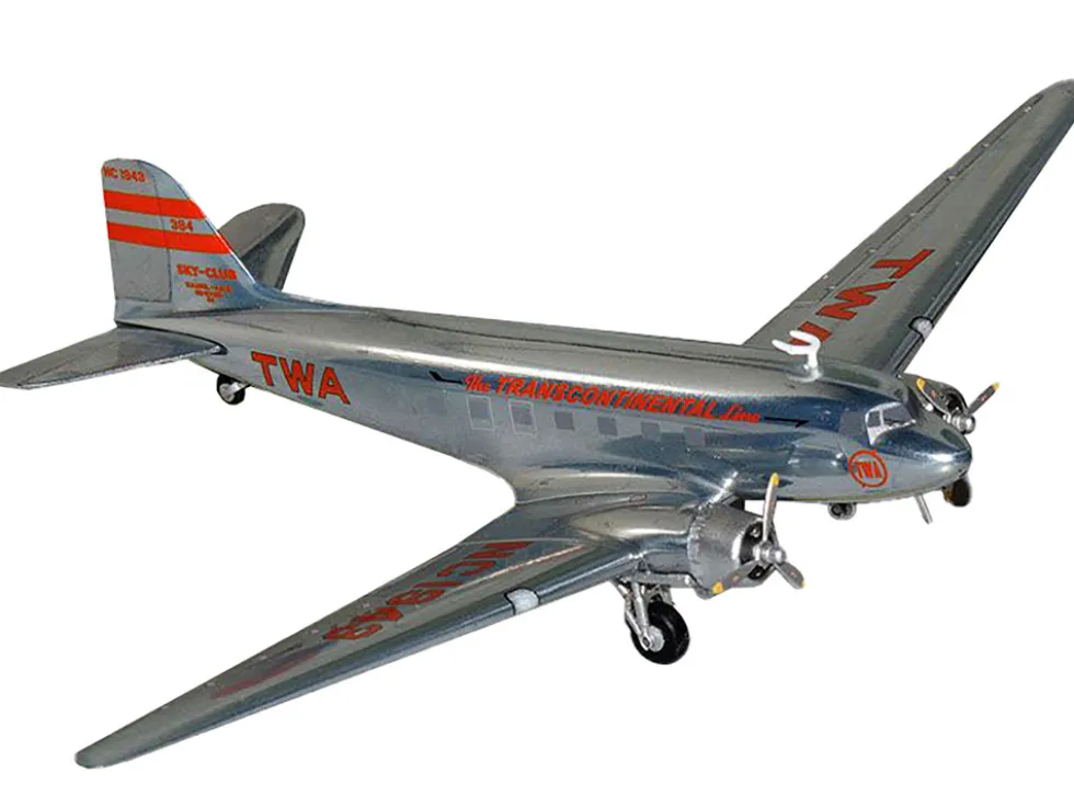 Douglas DC-3 Commercial Aircraft "TWA (Trans World Airlines)" (NC1943) Polished Metal Finish with Red Tail Stripes "Gemini 200" Series 1/200 Diecast Model Airplane by GeminiJets
