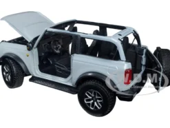 2021 Ford Bronco Badlands Light Gray Special Edition 1/18 Diecast Model Car Maisto 31457gry