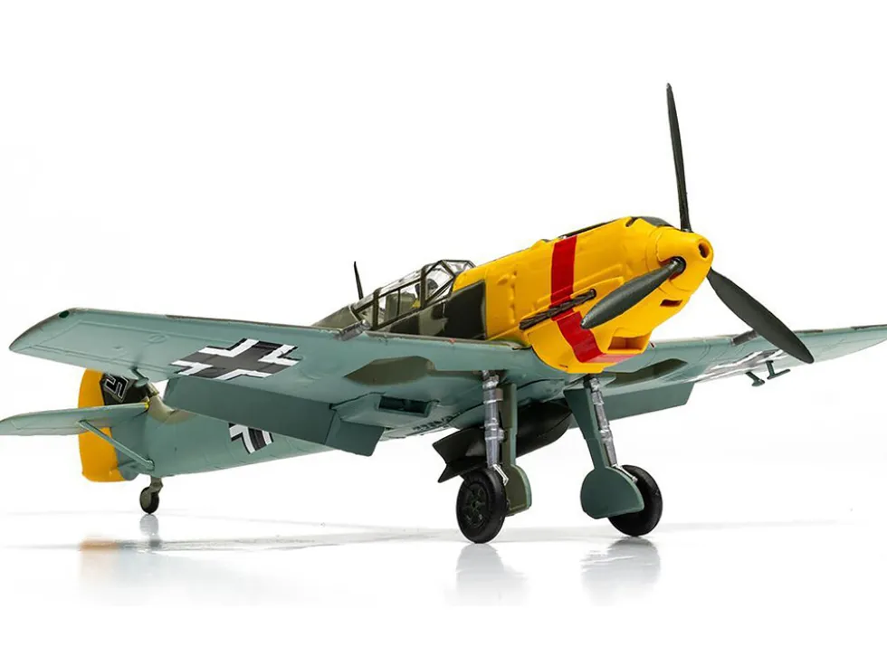 Messerschmitt Bf 109E-4/B Jabo Fighter-Bomber Aircraft "Oberleutnant Walter Rupp, 3./JG53, RAF Manston, Battle of Britain" (1940) German Luftwaffe "The Aviation Archive" Series 1/72 Diecast Model by Corgi