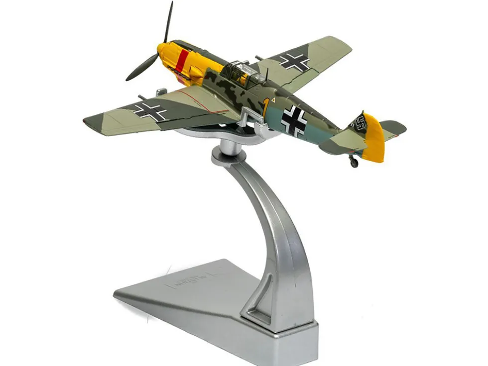 Messerschmitt Bf 109E-4/B Jabo Fighter-Bomber Aircraft "Oberleutnant Walter Rupp, 3./JG53, RAF Manston, Battle of Britain" (1940) German Luftwaffe "The Aviation Archive" Series 1/72 Diecast Model by Corgi