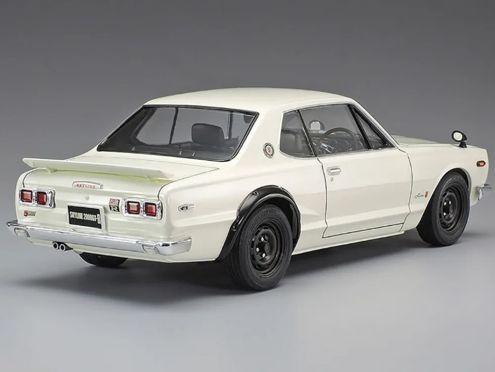 Model Kit Nissan Skyline 2000 GT-R 1/24 Scale Model by Tamiya