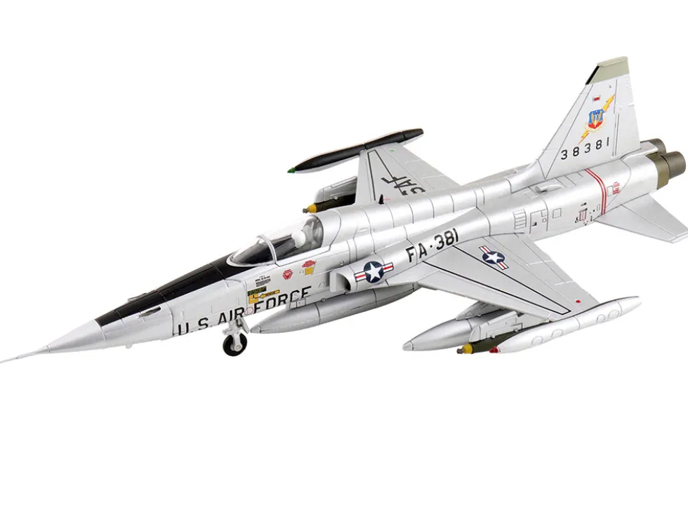 Northrop F-5A Freedom Fighter Aircraft "38381" (1960s) United States Air Force "Air Power Series" 1/72 Diecast Model by Hobby Master