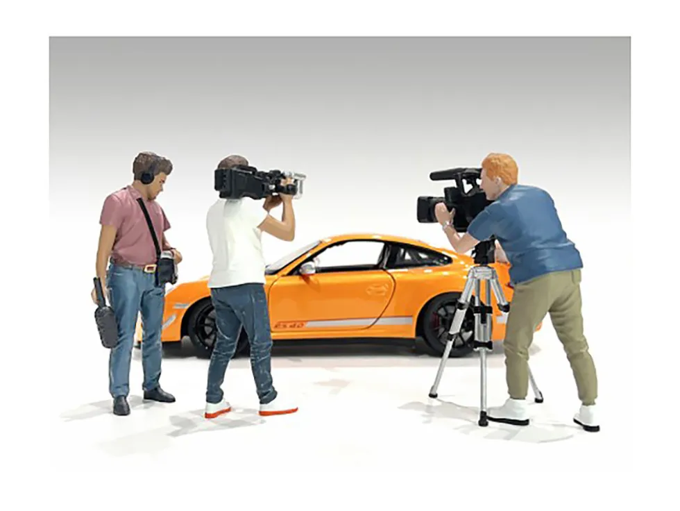 On Air 6 piece Figures and Accessory Set for 1/24 Scale Models American Diorama 24401-24402-24403-24404-24405