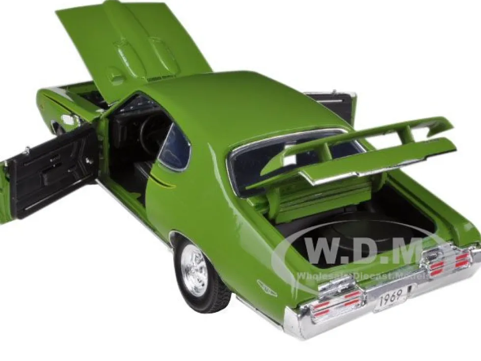 1969 Pontiac GTO Judge Green 1/18 Diecast Car Model Motormax 73133