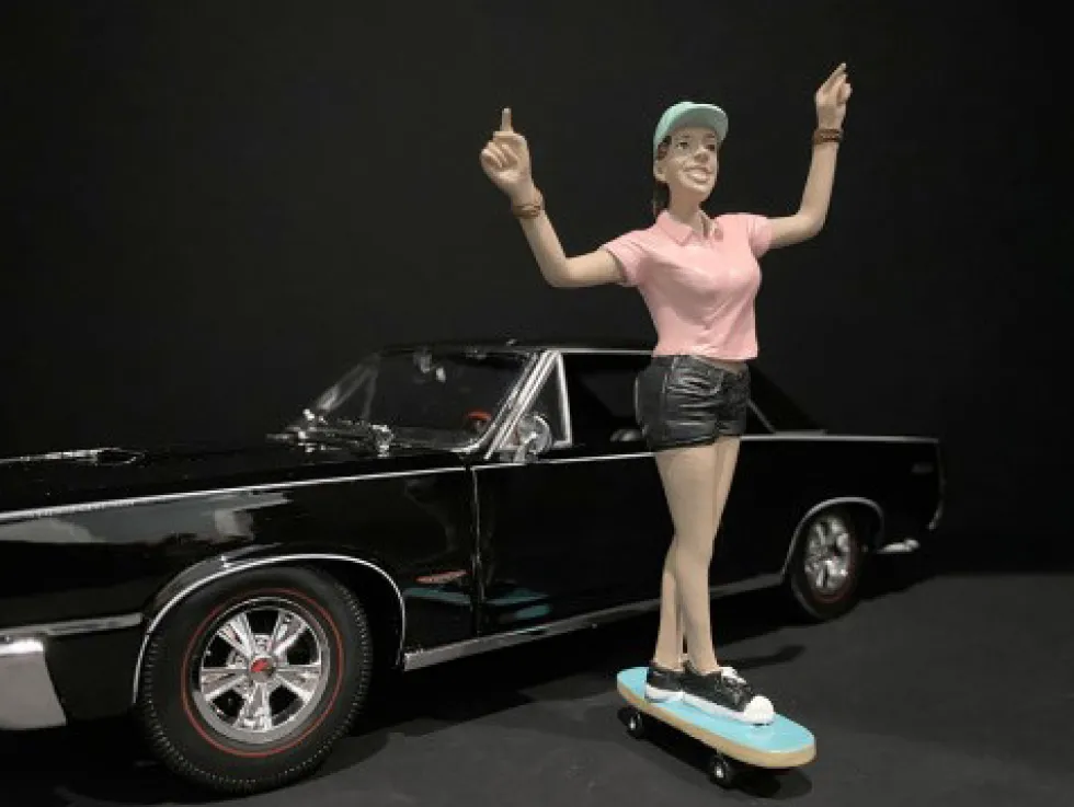Skateboarder Figurine IV for 1/18 Scale Models American Diorama 38243