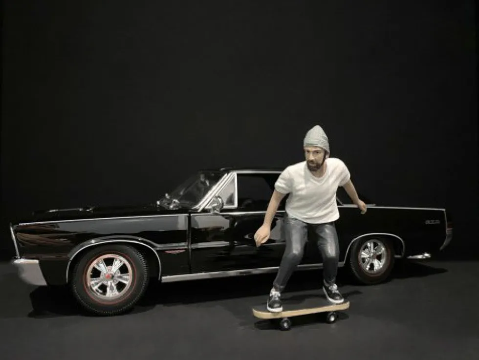 Skateboarders Figurines 4 piece Set for 1/24 Scale Models American Diorama 38340 38341 38342 38343