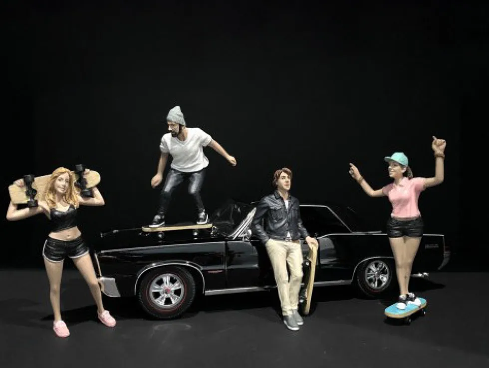 Skateboarders Figurines 4 piece Set for 1/24 Scale Models American Diorama 38340 38341 38342 38343