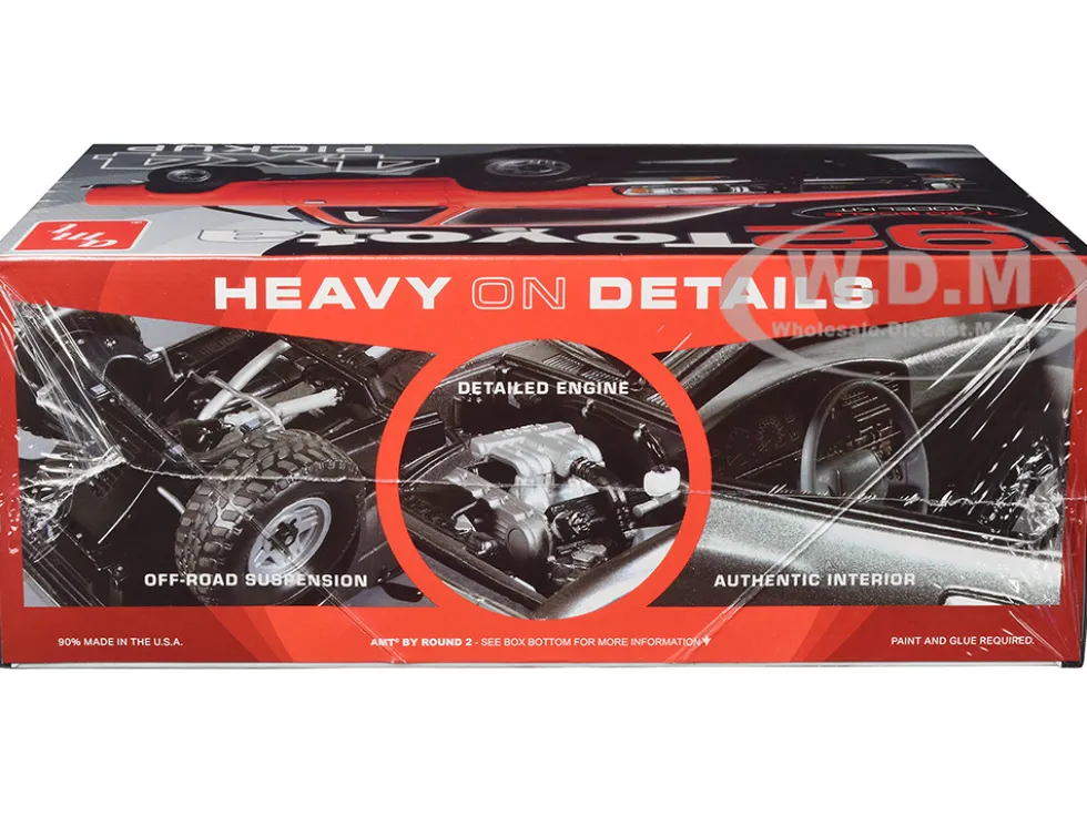 Skill 2 Model Kit 1992 Toyota 4x4 Pickup Truck 2023 1/20 Scale Model AMT AMT1425