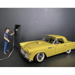 Weekend Car Show Figurine V for 1/24 Scale Models American Diorama 38313